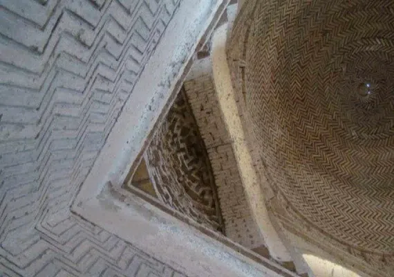 محوطه تاریخی سنگ بست و مقبره ارسلان جاذب