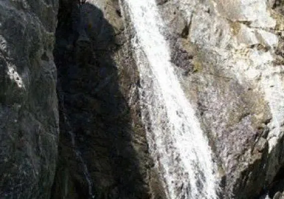 آبشار گنده گاو