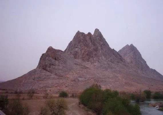 غار ها و پناهگاه های قلعه بزی شهرستان مبارکه