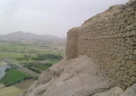 غار ها و پناهگاه های قلعه بزی شهرستان مبارکه