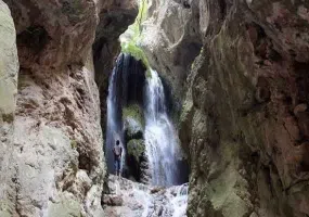 آبشار آق سو، آبشاری پله ای و خزه ای