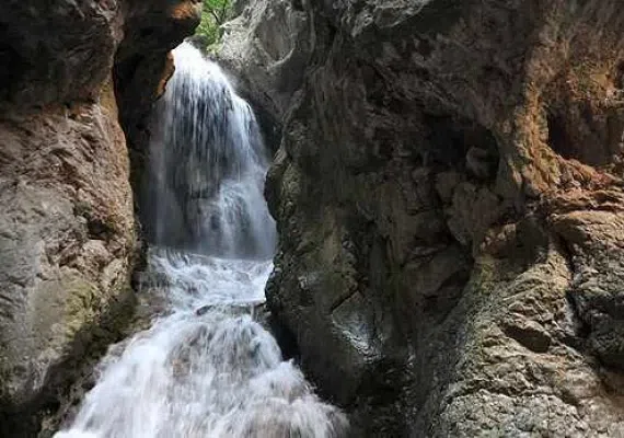 آبشار آق سو، آبشاری پله ای و خزه ای