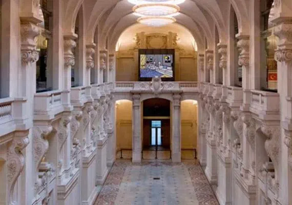 موزه هنرهای تزئینی، نمایش دهنده هنر ایران