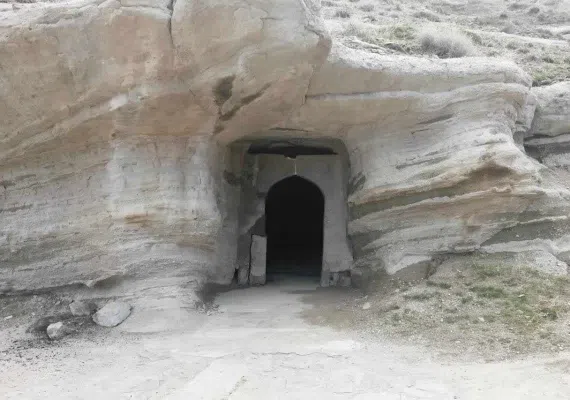 غار تاریخی قدمگاه