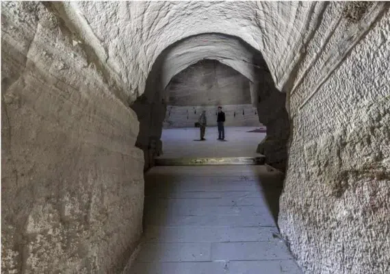 غار تاریخی قدمگاه