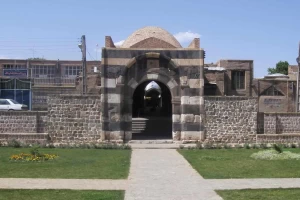 دروازه سنگی خوی