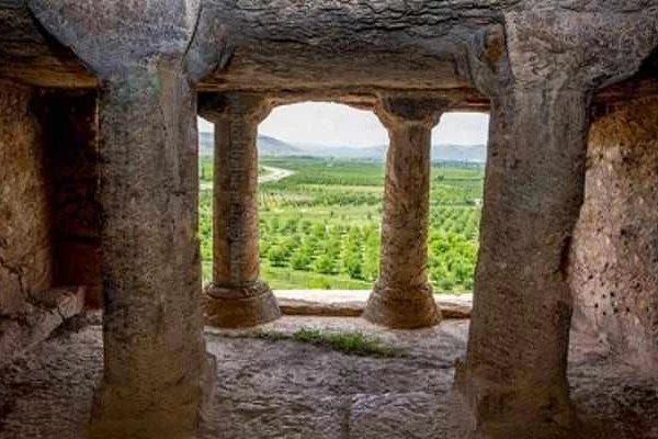 غار فخریگاه، فقرگاه