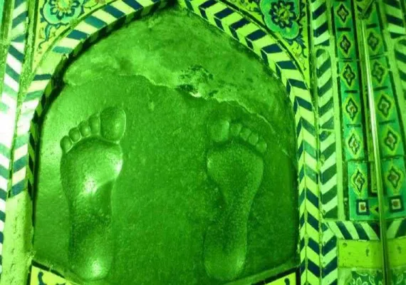 قدمگاه امام رضا کجاست