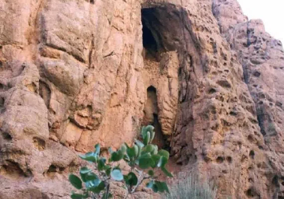 غار پهلوان و دره تنگه تیگاب