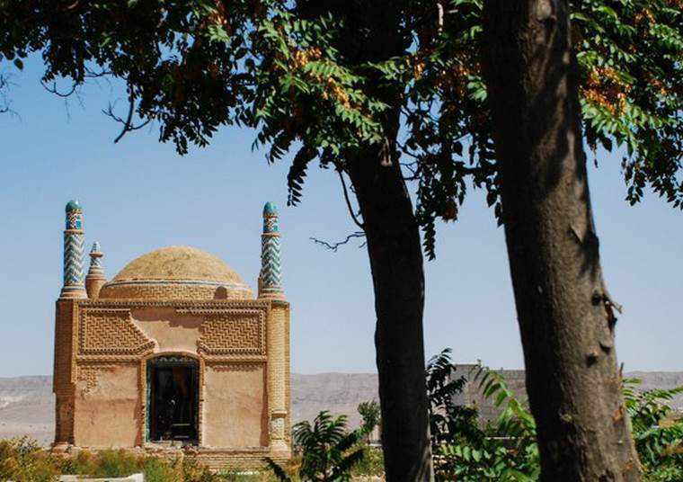 مقبره شهدا از آثار برجسته معماری است. این باغ معروف به مقبره شهدا است که ارامگاه تعدادی از افسران رضا خان که در شورش لهاک خان کشته شده اند.