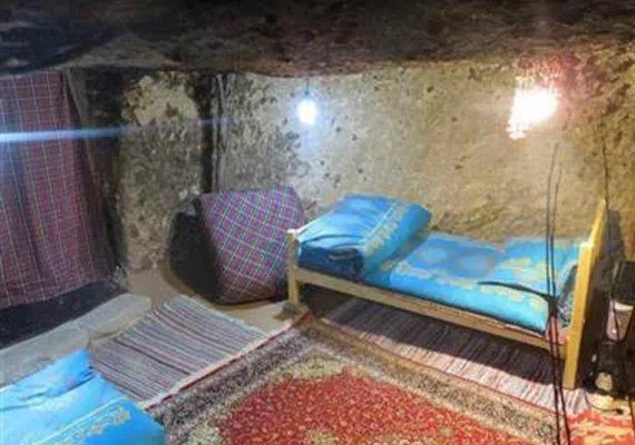 اقامتگاه بوم گردی میمند شهر بابک، اقامتگاهی صخره ای