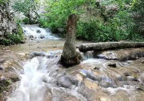 آبشار آق سو، آبشاری پله ای و خزه ای