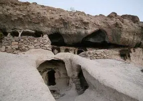 روستاي صخره ای کُرُم، تجربه حمام آب معدنی در دل کوه