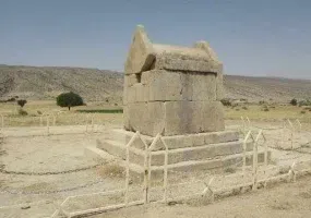 گوردختر، قبری از خاندان کورش کبیر