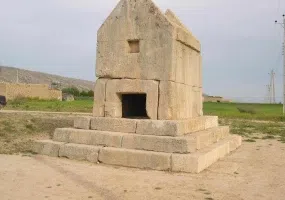 گوردختر، قبری از خاندان کورش کبیر