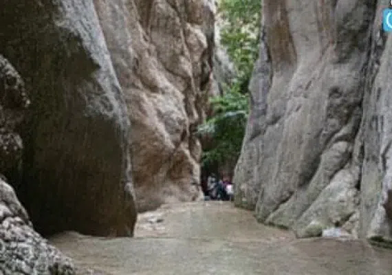 آبشار آق سو، آبشاری پله ای و خزه ای