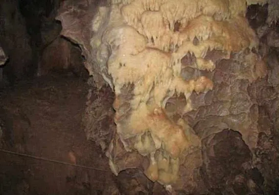 غار گرو دوزین گلستان