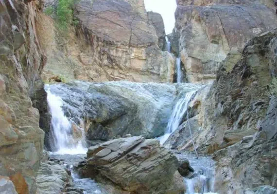 پالیزوک، آبشاری در دره ی سنگ نگاره های کهن