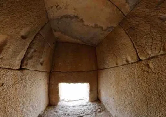 گوردختر، قبری از خاندان کورش کبیر