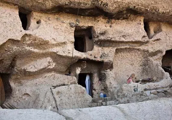 روستاي صخره ای کُرُم، تجربه حمام آب معدنی در دل کوه