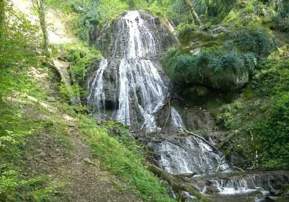آبشار لاشو کجاست