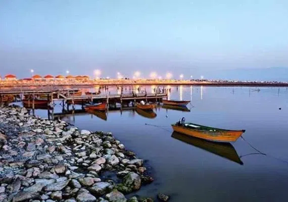 اسکله بندر ترکمن، محلی برای ماهیگیری و قایقرانی