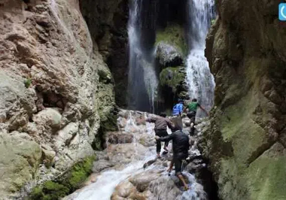 آبشار آق سو، آبشاری پله ای و خزه ای