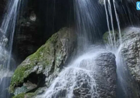 آبشار آق سو، آبشاری پله ای و خزه ای