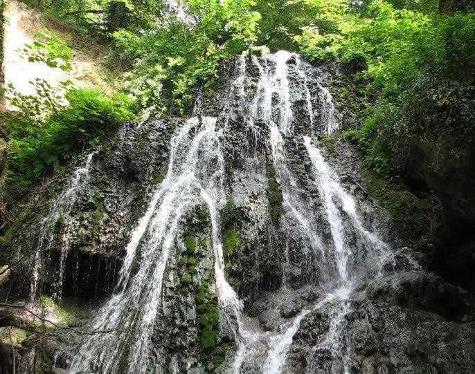 آبشار لاشو منطقه ای خوش آب و هوا