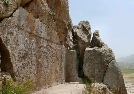 سنگ نگاره کورانگون، از قدیمی ترین سنگ نگاره های تاریخ