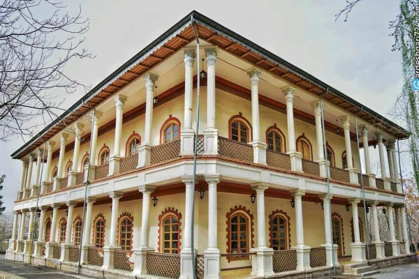 کاخ تاریخی سرخه حصار