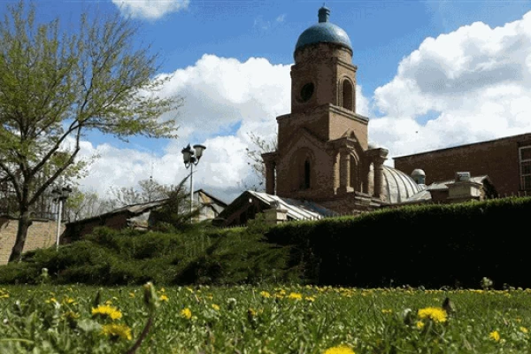 کلیسای کانتور، نگین سرخ محله پنبه ریسه