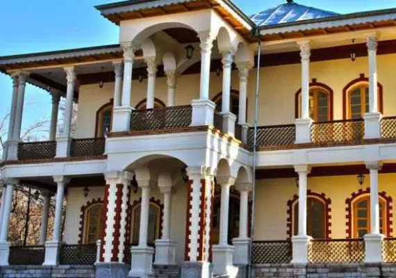 کاخ تاریخی سرخه حصار