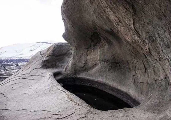 ایوان سنگی نیاق، سنگ هایی با شکل های عجیب