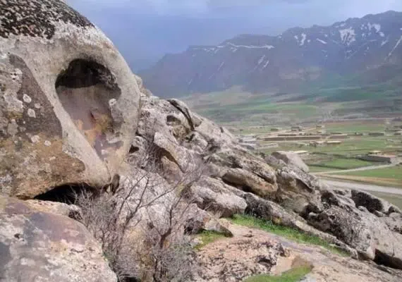 ایوان سنگی نیاق، سنگ هایی با شکل های عجیب