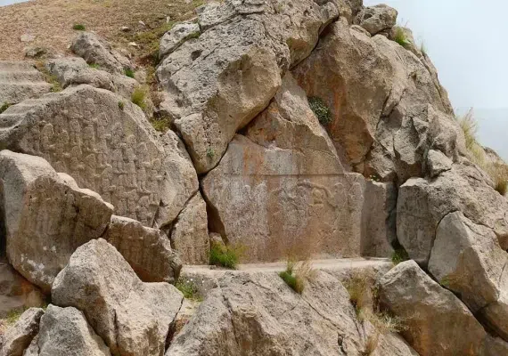 سنگ نگاره کورانگون، از قدیمی ترین سنگ نگاره های تاریخ