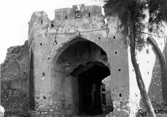 برجی از قلعه خورموج