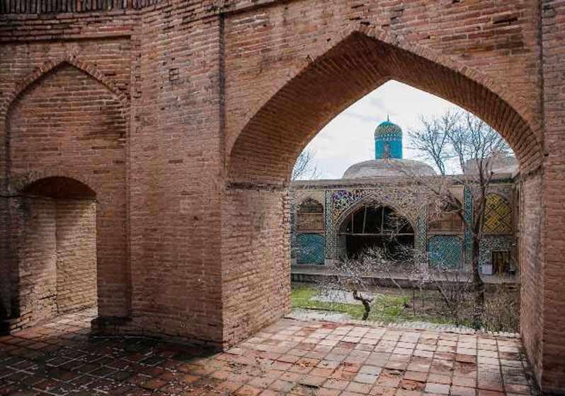 مدرسه مولاوردی خانی قزوین از جمله بناهای تاریخی و با قدمت زیاد است.قدمت این بنای تاریخی به سال 1177 هجری قمری بر می گردد. 