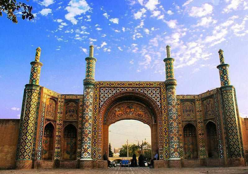 دروازه های قزوین آثاری از حصارهای تاریخی صفویه و قاجاریه است، دروازه های قزوین در سال­های دور برای حفاظت هر چه از شهر ساخته شده اند.