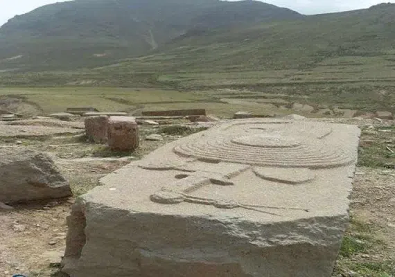غار تاریخی قدمگاه