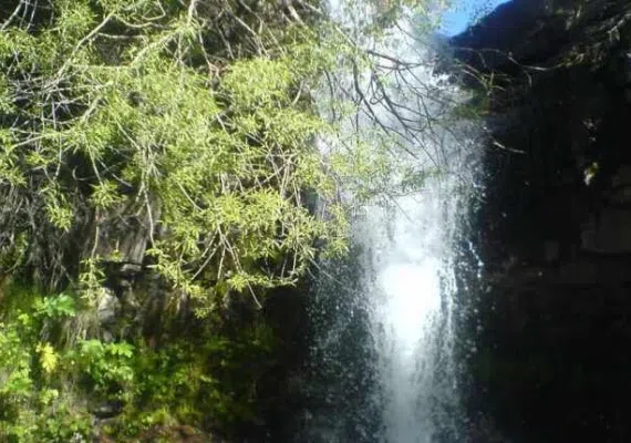 آبشار دگاهی، آبشاری در دل کوهستان