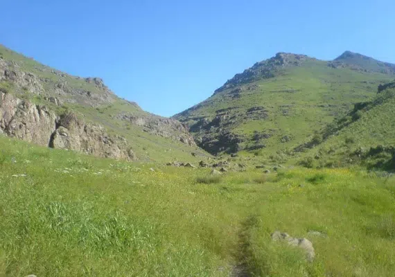 آبشار دگاهی، آبشاری در دل کوهستان