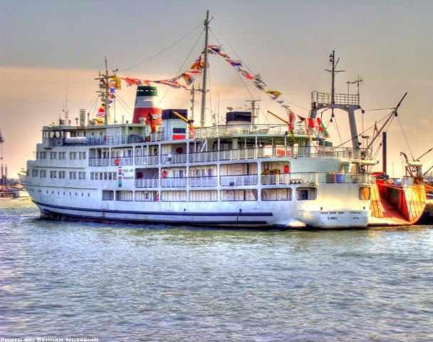 کشتی میرزا کوچک خان طشت طلائی در آبهای دریای خزر، کشتی میرزا کوچک خان نقطه عطف توسعه گردشگری دریایی و اولین شناور مسافری و تفریحی است.