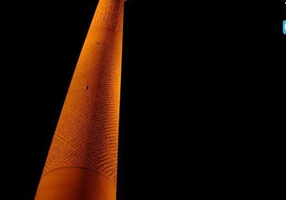 مناره ساربان، برج پیزای اصفهان