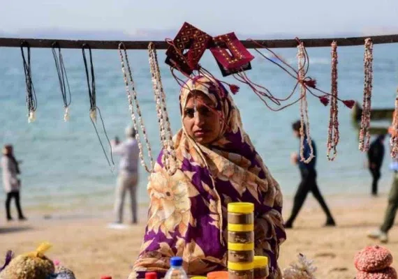 جزیره هنگام، سکونت گاه دلفین ها و ماهی های رنگی آکواریومی