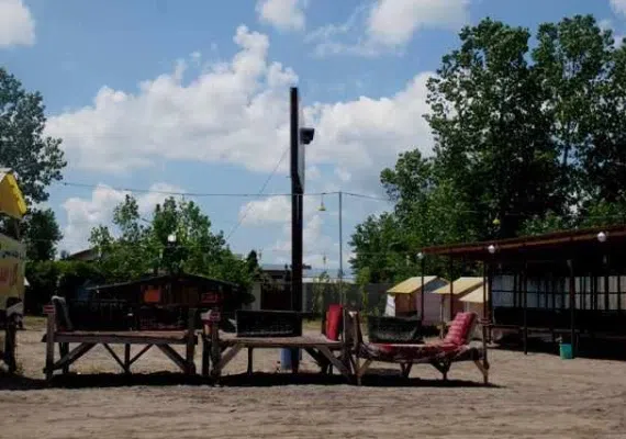 منطقه ساحلی حاجی بکنده کجاست