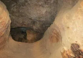غار خاگینه نماد زیبایی در دل کوه