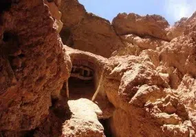 غار پهلوان و دره تنگه تیگاب