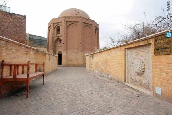 گنبد سبز قم کجاست؟
