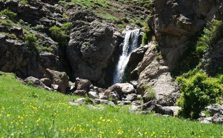 آبشار شملکان ارومیه در بهار 